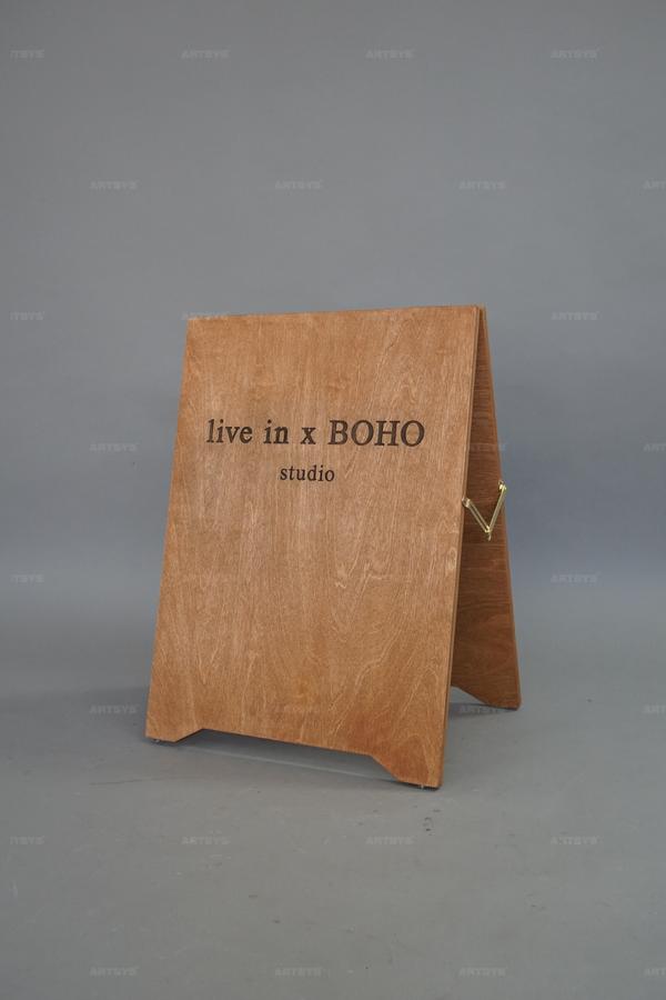 아트시스의 우드 스탠딩 사인보드: BOHO 스타일의 독특한 매력